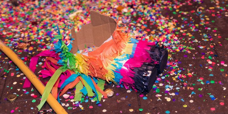 Piñata d'anniversaire en carton et papier