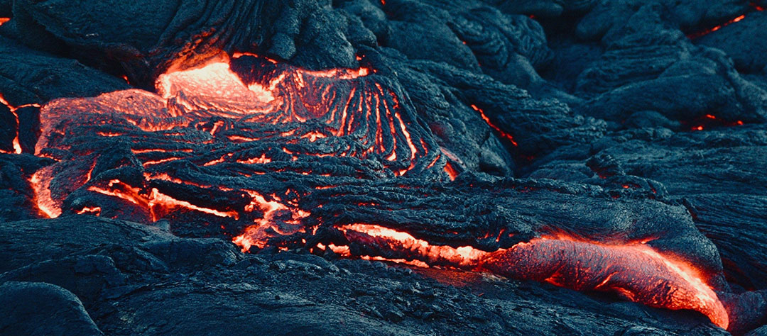 Coulée de lave lors d'une éruption volcanique