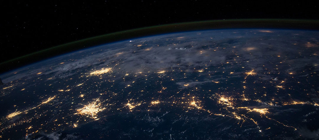 Planète Terre la nuit avec les villes illuminées
