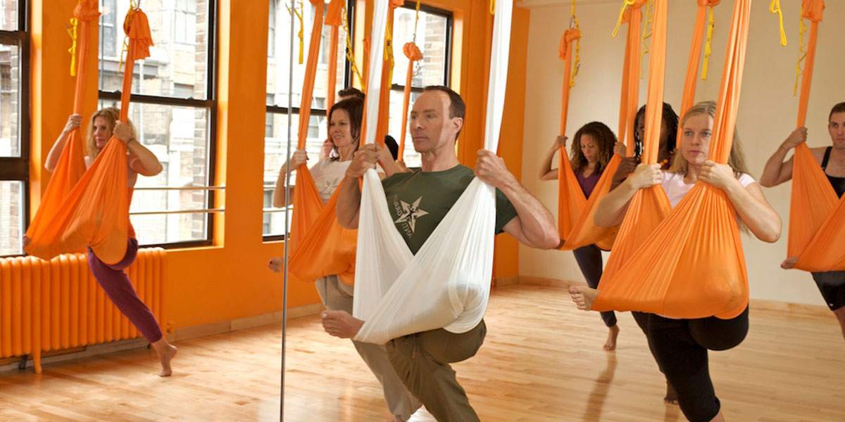 Séance de Yoga aérien avec un hamac