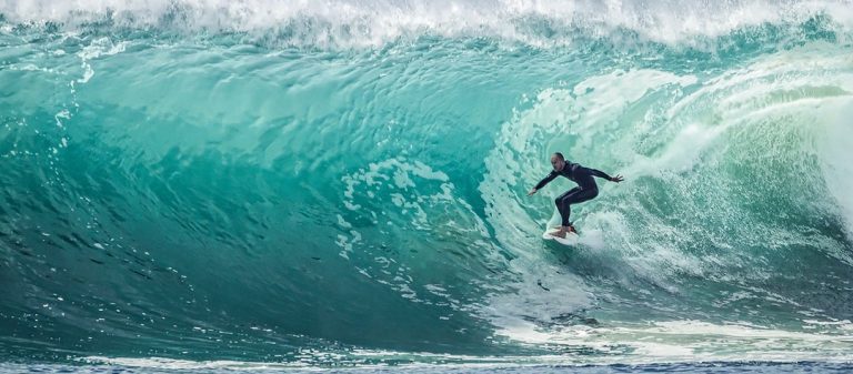 un surfeur dans un gros rouleau