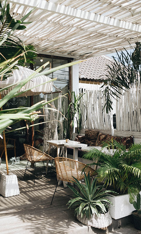 terrasse ombragée avec pergola et mobilier de jardin