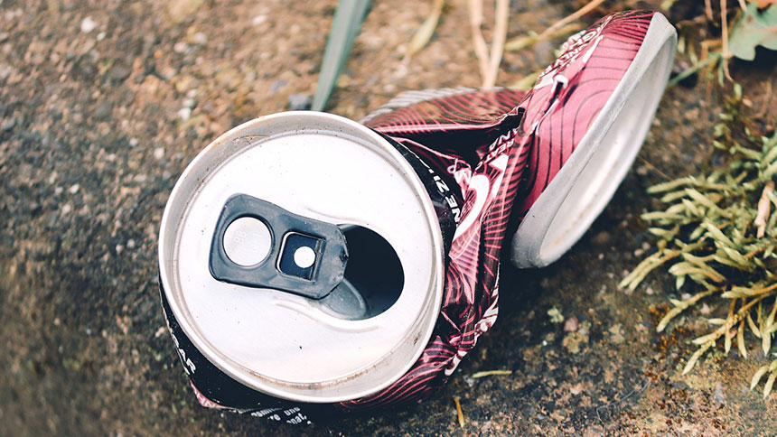 canette de soda en alu écrasée et jetée