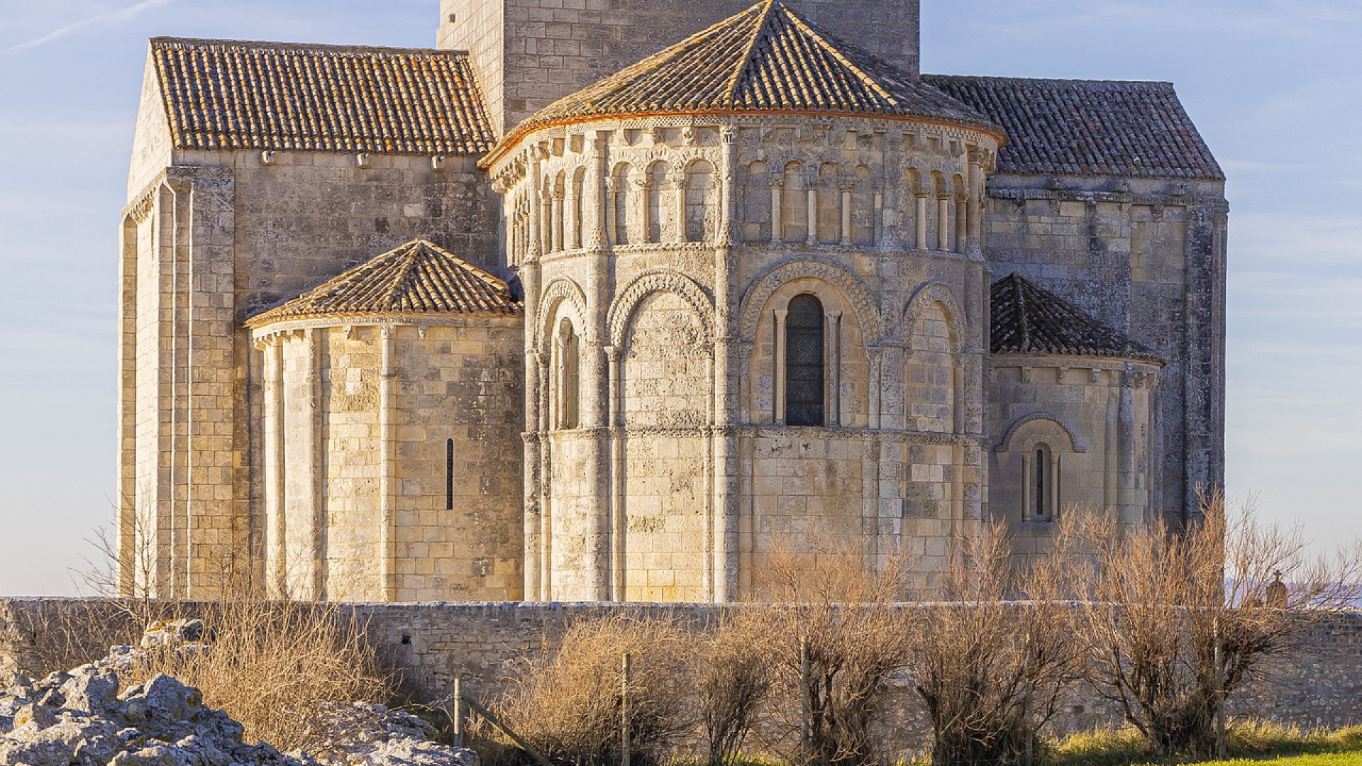 Une église en pierre à la campagne