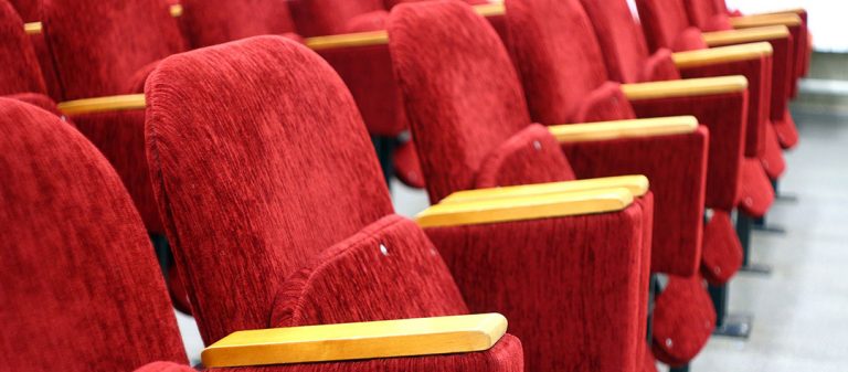 Fauteuils rouges dans une salle de cinéma