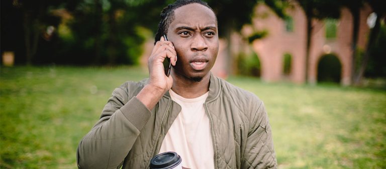 Un homme reçoit un appel non sollicité, démarchage téléphonique