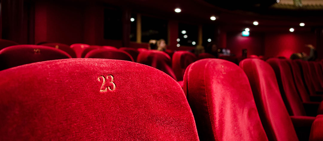 sièges dans une salle de spectacle au théâtre