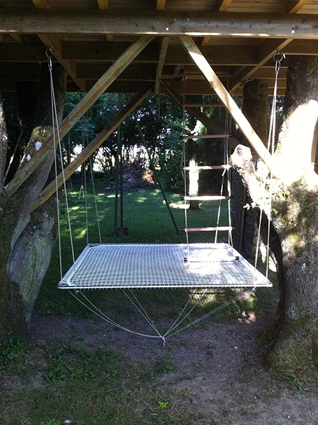 balançoire sous une cabane en bois