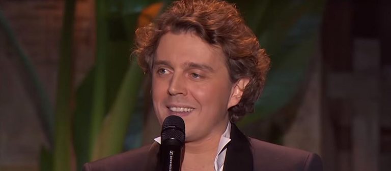 Alex Vizorek sur scène au festival de Montreux