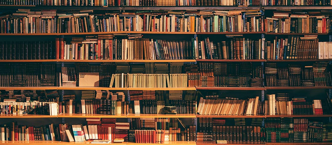 Bibliothèque remplie de livres d'occasion