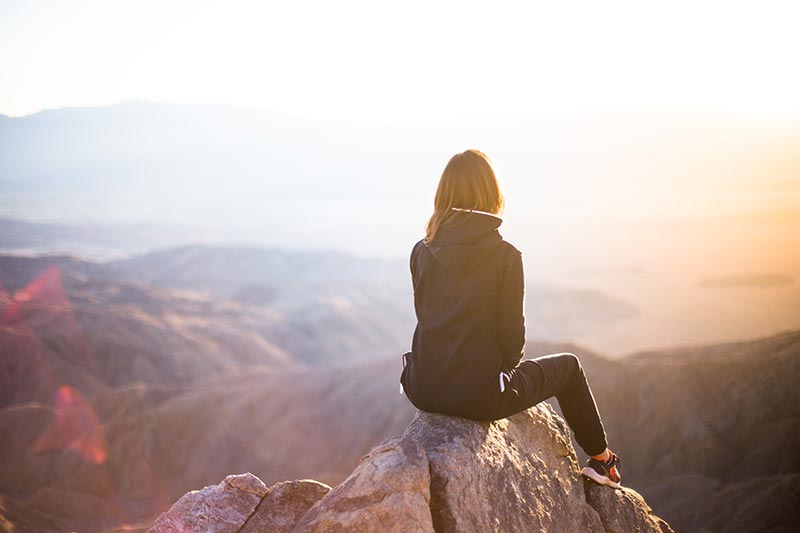 femme tenue de randonnée sommet montagne