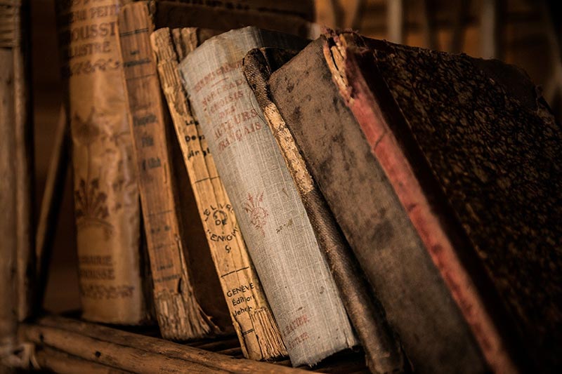 Très vieux livres en français vieille reliure