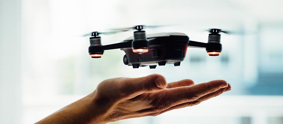 petit drone photo et vidéo au-dessus d'une main