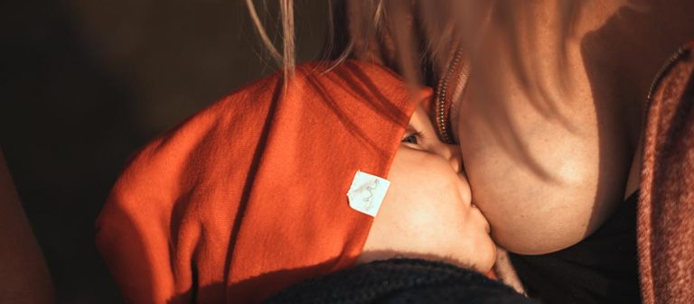 Femme qui allaite son bébé