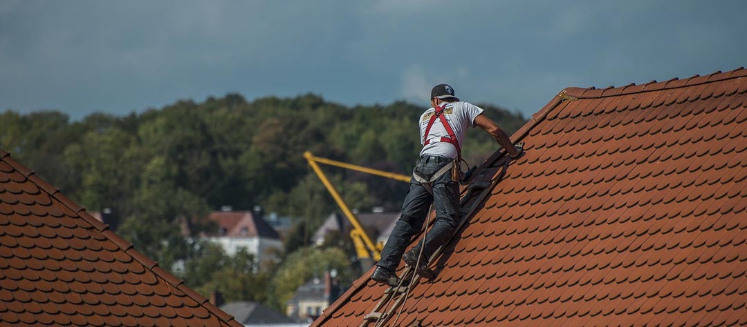 Couvreur sur un toit, réparation de toiture