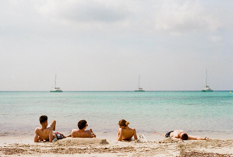 chiller à la plage entre potes