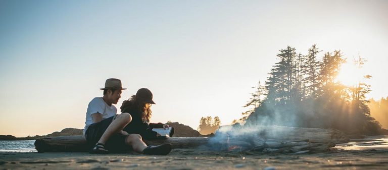 Couple en train de chiller sur la plage