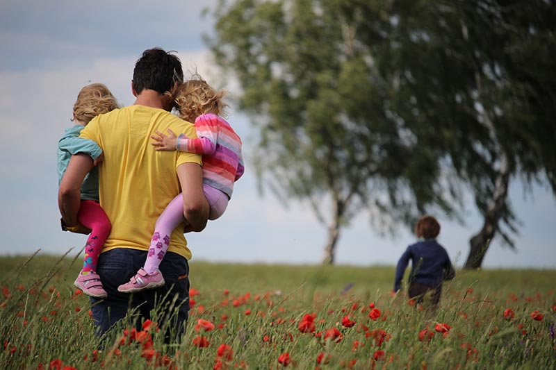 Père de famille se promène avec ses enfants