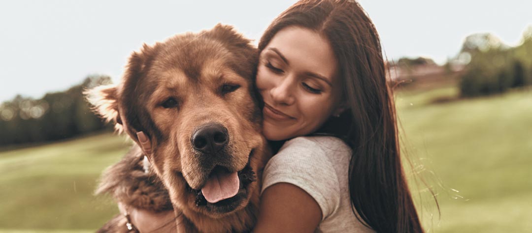 Une femme qui câline son chien