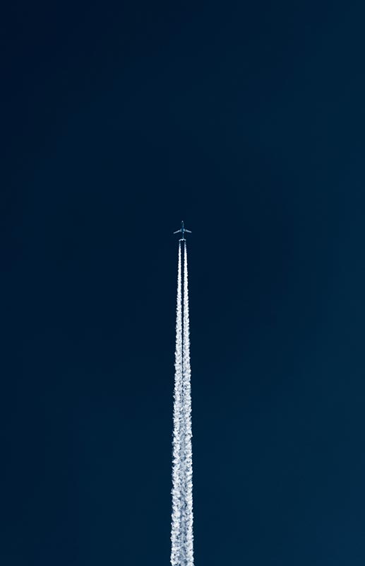 Un avion qui passe dans le ciel