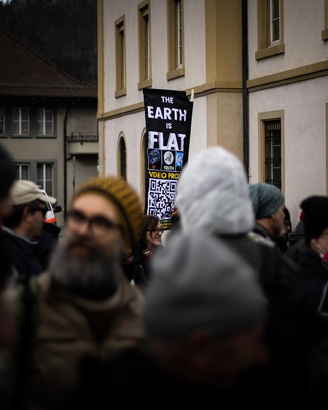 manifestation de platistes - flat earth