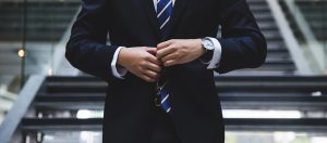 un avocat profession libéral en costume dans son cabinet