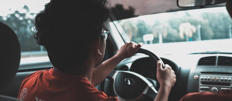 jeune homme en cours de conduite en auto-école