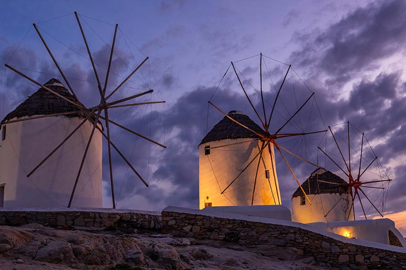 Moulins à vent de l'île Mykonos en Grèce la nuit