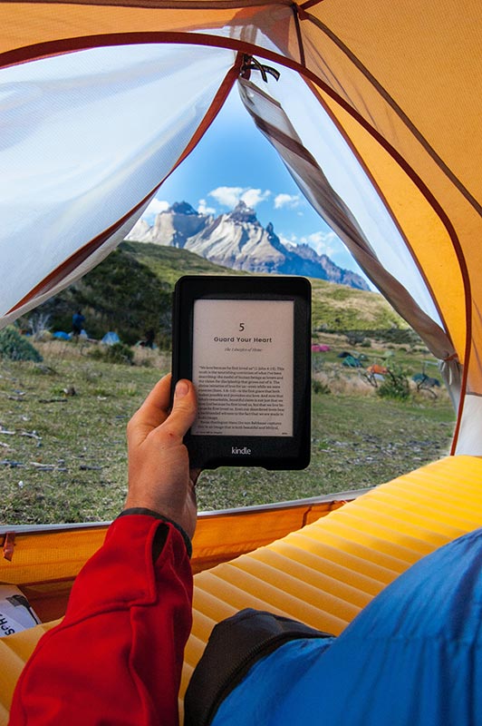 liseuse Kindle en randonnée en montagne