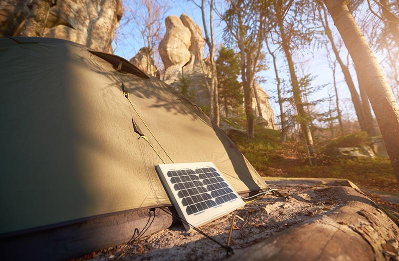 panneau solaire posé sur une tente de campement