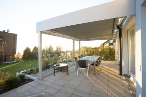 pergola bioclimatique sur une terrasse