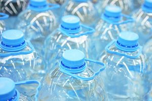 eau en bouteilles plastiques
