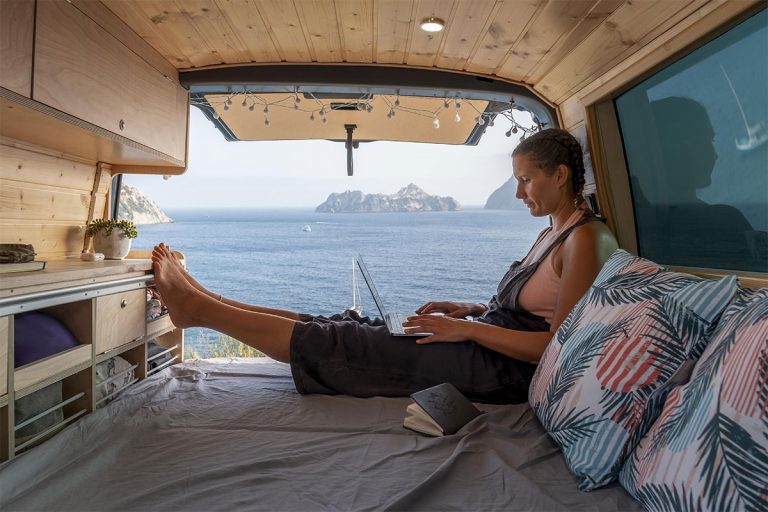 Femme qui voyage en van aménagé