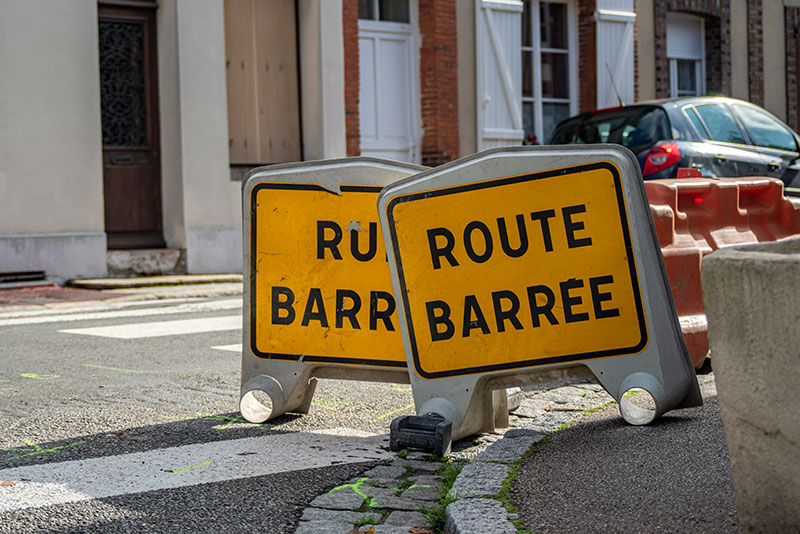 panneaux de route barrée